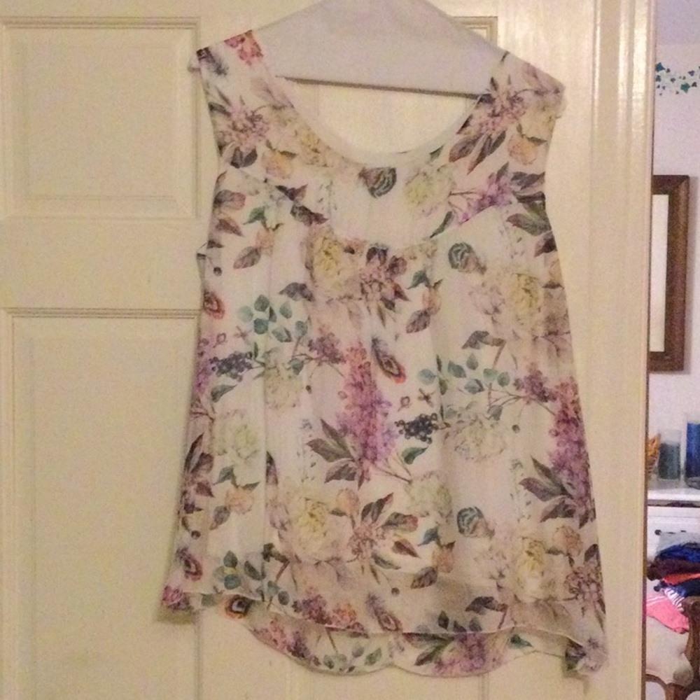 Silk blend top beautiful floral pattern